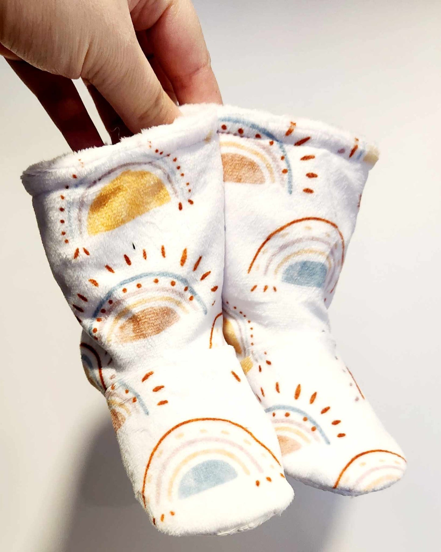 Pantoufles Minky motifs- BÉBÉ (arc-en-ciel couleurs)