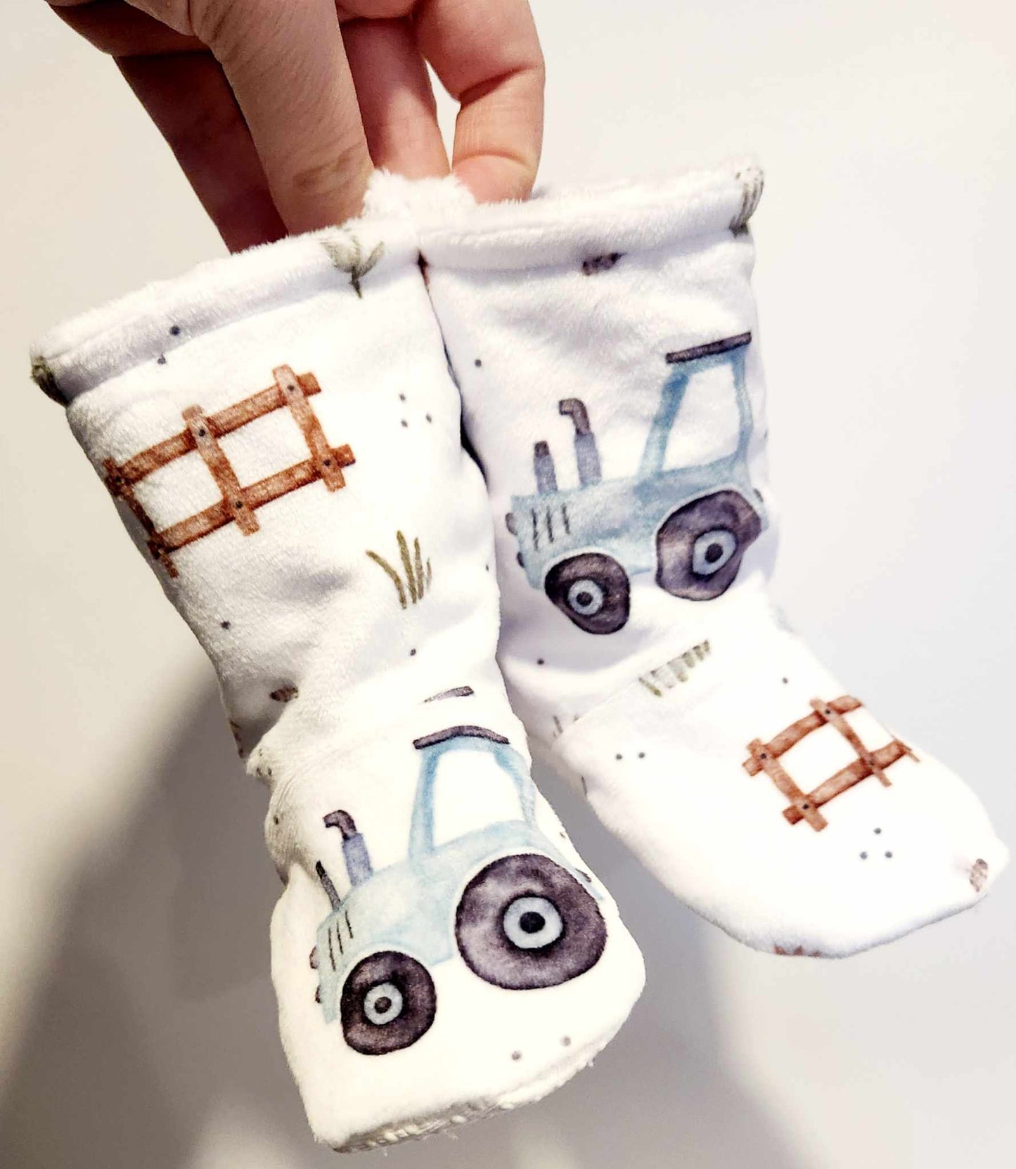 Pantoufles minky motifs- ENFANT (tracteur)